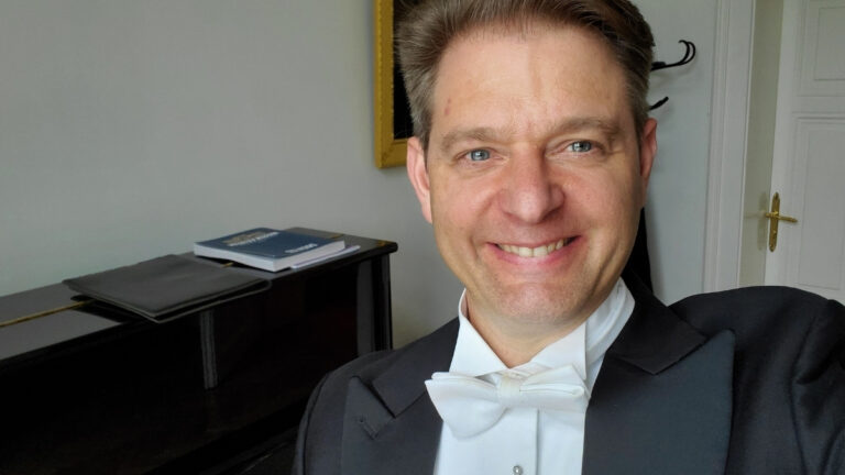 Stimmbildung Online 1 Stimmbildung online mit Tilman Lichdi ( hier aus dem Musikverein Wien)