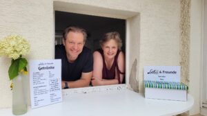 Maraile & Tilman in ihrem Kiosk im Gästehaus Garten Schwaigern